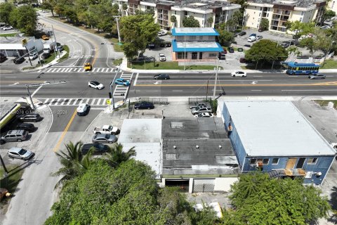 Propiedad comercial en venta en Miami, Florida № 1074469 - foto 2