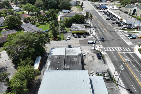 Propiedad comercial en venta en Miami, Florida № 1074469 - foto 4