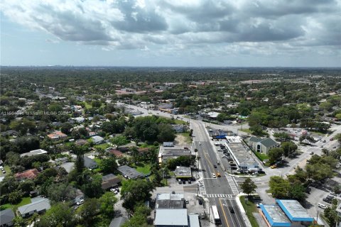 Propiedad comercial en venta en Miami, Florida № 1074469 - foto 8