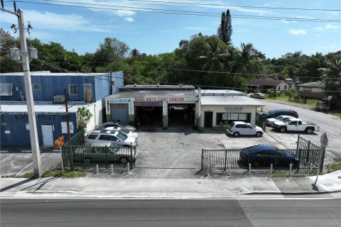 Propiedad comercial en venta en Miami, Florida № 1074469 - foto 1