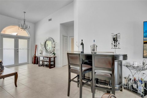 House in Miami, Florida 5 bedrooms, 221.11 sq.m. № 1241423 - photo 5