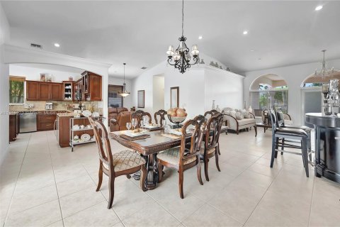 House in Miami, Florida 5 bedrooms, 221.11 sq.m. № 1241423 - photo 7