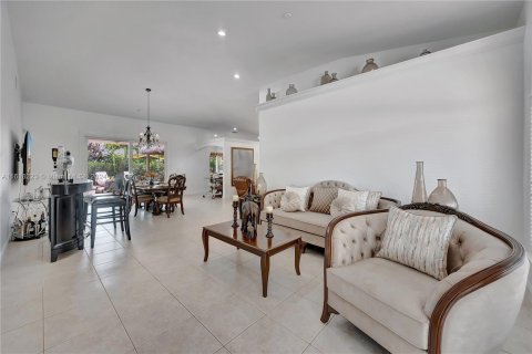 House in Miami, Florida 5 bedrooms, 221.11 sq.m. № 1241423 - photo 8