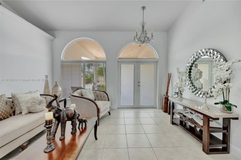 House in Miami, Florida 5 bedrooms, 221.11 sq.m. № 1241423 - photo 6