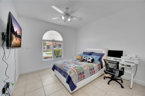 House in Miami, Florida 5 bedrooms, 221.11 sq.m. № 1241423 - photo 19