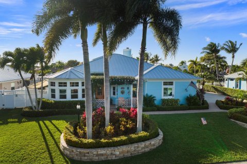 House in Hutchinson Island South, Florida 3 bedrooms, 266.35 sq.m. № 1031626 - photo 1