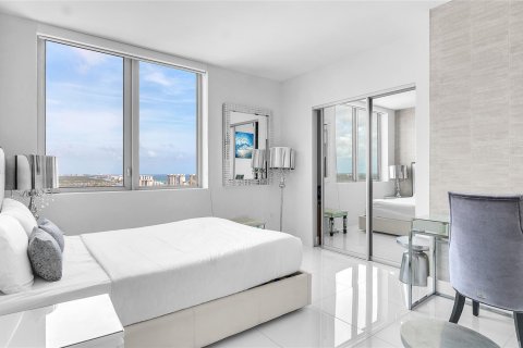 Copropriété à vendre à Hallandale Beach, Floride: 3 chambres, 146.51 m2 № 1043069 - photo 16