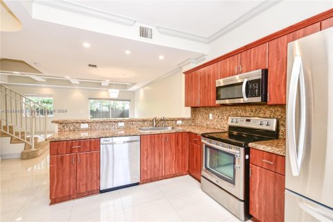 Townhouse in North Miami, Florida 3 bedrooms, 137.5 sq.m. № 1233394 - photo 19