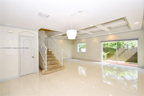 Townhouse in North Miami, Florida 3 bedrooms, 137.5 sq.m. № 1233394 - photo 9