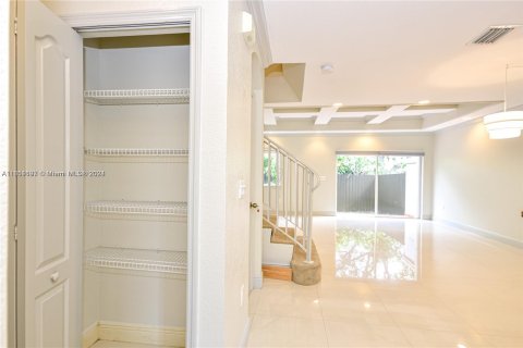 Townhouse in North Miami, Florida 3 bedrooms, 137.5 sq.m. № 1233394 - photo 8