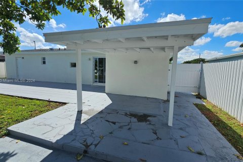 House in Dania Beach, Florida 3 bedrooms, 109.16 sq.m. № 1379097 - photo 8