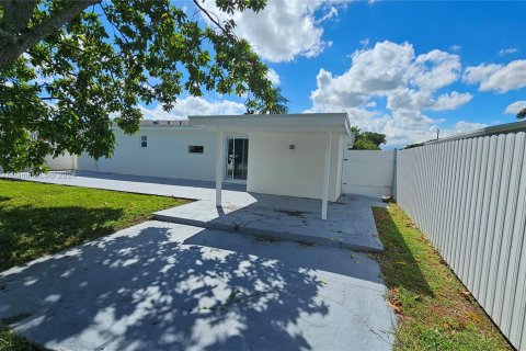 House in Dania Beach, Florida 3 bedrooms, 109.16 sq.m. № 1379097 - photo 7