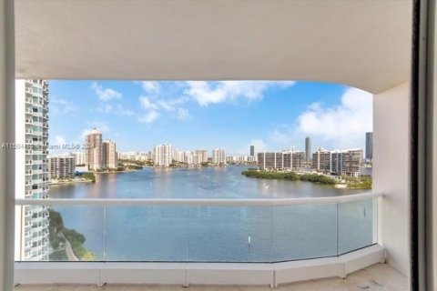 Condo in Aventura, Florida, 4 bedrooms  № 1076127 - photo 9