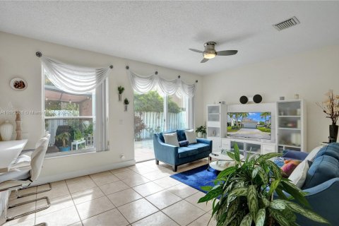 House in Miramar, Florida 3 bedrooms, 172.24 sq.m. № 1396907 - photo 25