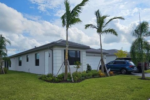 House in Port St. Lucie, Florida 3 bedrooms, 218.51 sq.m. № 1390039 - photo 1