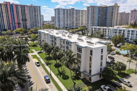 Copropriété à vendre à Sunny Isles Beach, Floride: 1 chambre, 57.6 m2 № 1332929 - photo 28