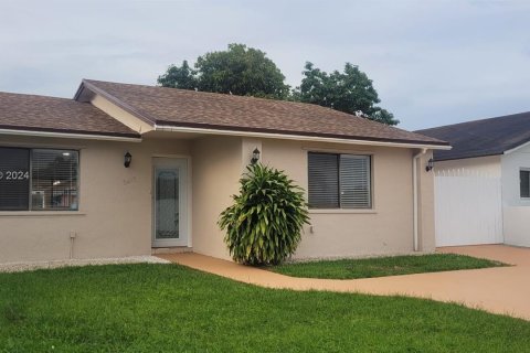 Casa en venta en Miami Gardens, Florida, 2 dormitorios, 97.64 m2 № 1332853 - foto 1