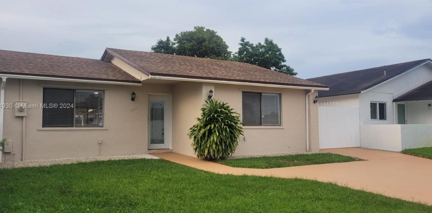 House in Miami Gardens, Florida 2 bedrooms, 97.64 sq.m. № 1332853