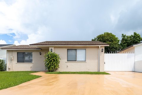 Casa en venta en Miami Gardens, Florida, 2 dormitorios, 97.64 m2 № 1332853 - foto 21