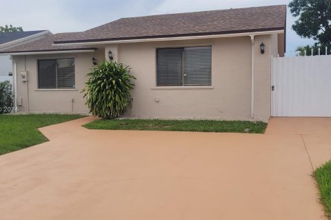 Casa en venta en Miami Gardens, Florida, 2 dormitorios, 97.64 m2 № 1332853 - foto 2