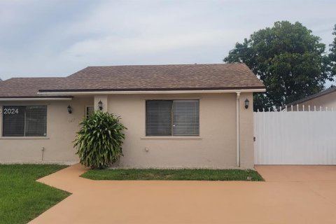 House in Miami Gardens, Florida 2 bedrooms, 97.64 sq.m. № 1332853 - photo 17