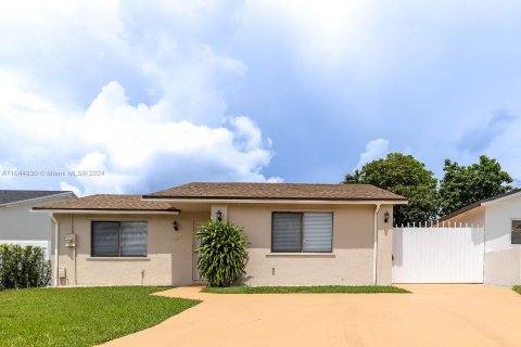 House in Miami Gardens, Florida 2 bedrooms, 97.64 sq.m. № 1332853 - photo 22