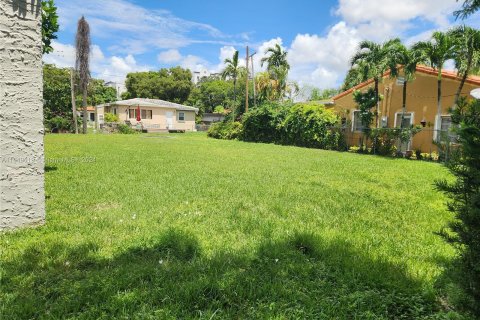 House in West Miami, Florida 3 bedrooms, 141.95 sq.m. № 1332885 - photo 11