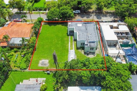 House in West Miami, Florida 3 bedrooms, 141.95 sq.m. № 1332885 - photo 8