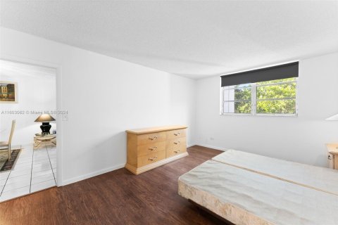 Condo in Miami, Florida, 1 bedroom  № 1222051 - photo 14