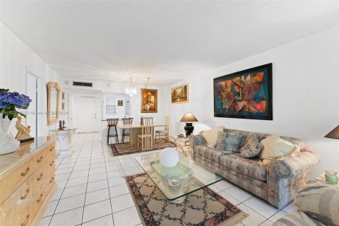 Condo in Miami, Florida, 1 bedroom  № 1222051 - photo 8