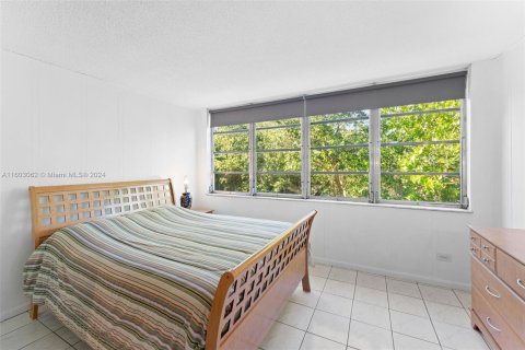 Condo in Miami, Florida, 1 bedroom  № 1222051 - photo 9