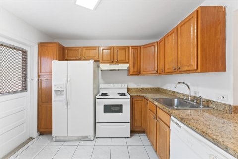 Condo in Miami, Florida, 1 bedroom  № 1222051 - photo 2