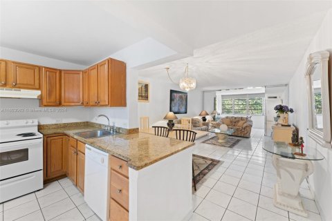 Condo in Miami, Florida, 1 bedroom  № 1222051 - photo 1