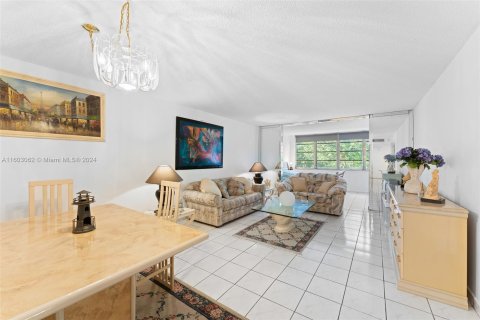 Condo in Miami, Florida, 1 bedroom  № 1222051 - photo 4