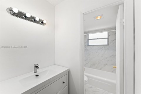 Condo in Miami, Florida, 1 bedroom  № 1222051 - photo 16