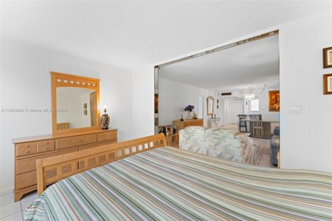 Condo in Miami, Florida, 1 bedroom  № 1222051 - photo 11