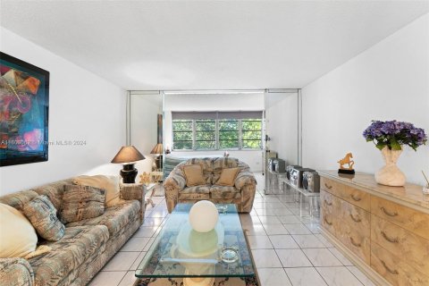 Condo in Miami, Florida, 1 bedroom  № 1222051 - photo 6