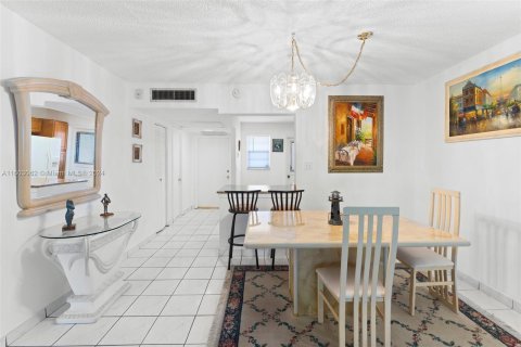 Condo in Miami, Florida, 1 bedroom  № 1222051 - photo 5