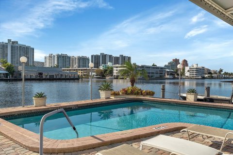 Condo in Fort Lauderdale, Florida, 1 bedroom  № 1226757 - photo 1