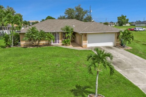 House in Cape Coral, Florida 3 bedrooms, 198.44 sq.m. № 1342497 - photo 1