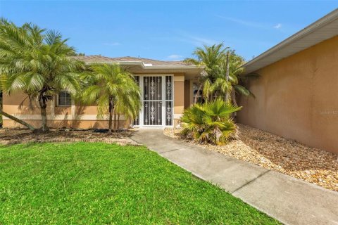 House in Cape Coral, Florida 3 bedrooms, 198.44 sq.m. № 1342497 - photo 3