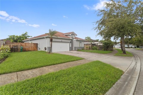 Villa ou maison à vendre à Cutler Bay, Floride: 3 chambres, 141.12 m2 № 1347814 - photo 2