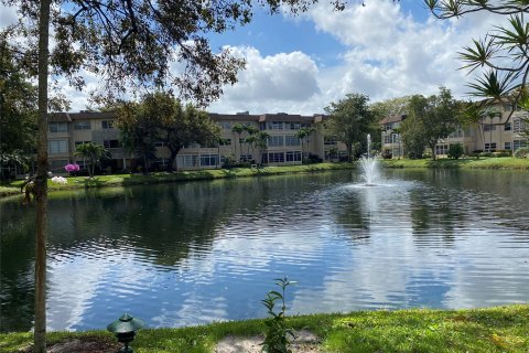 Condo in Lauderdale Lakes, Florida, 1 bedroom  № 1051316 - photo 6