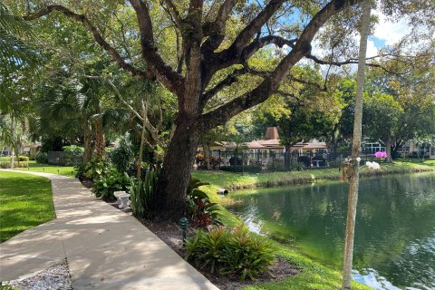 Condo in Lauderdale Lakes, Florida, 1 bedroom  № 1051316 - photo 4