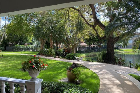 Condo in Lauderdale Lakes, Florida, 1 bedroom  № 1051316 - photo 8