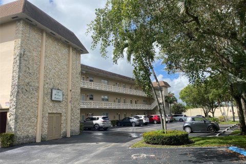 Copropriété à vendre à Lauderdale Lakes, Floride: 1 chambre, 63.55 m2 № 1051316 - photo 1