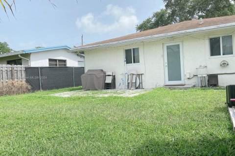 House in Hallandale Beach, Florida 1 bedroom, 156.08 sq.m. № 1381919 - photo 2