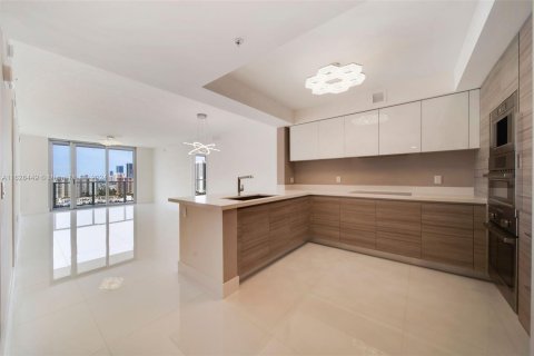 Condo in Sunny Isles Beach, Florida, 2 bedrooms  № 1282412 - photo 1