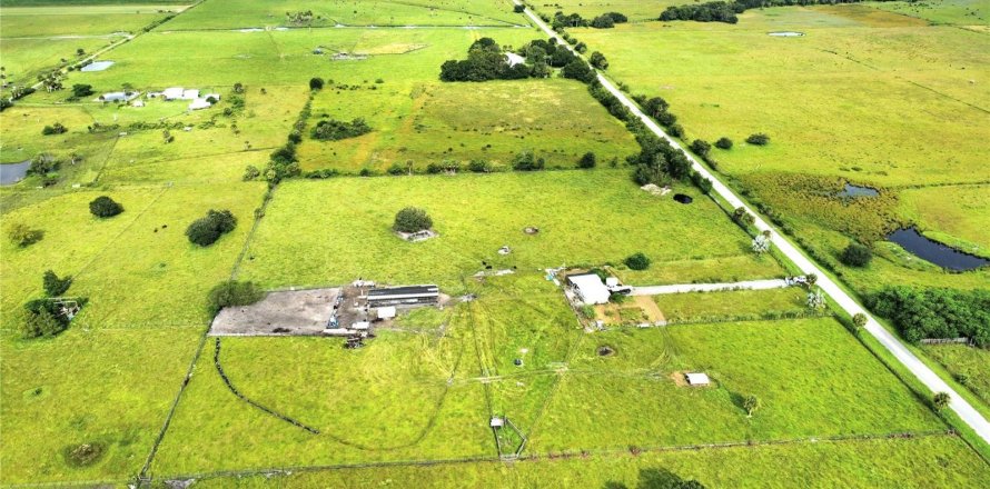 Land in Okeechobee, Florida № 1026652