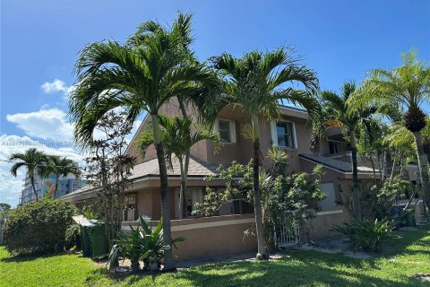 Adosado en venta en Hallandale Beach, Florida, 2 dormitorios, 123.56 m2 № 1238684 - foto 1